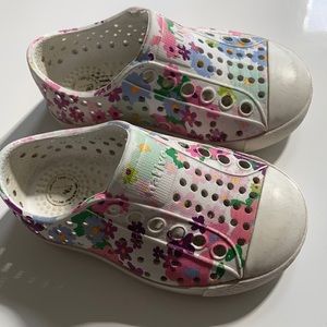 Native toddler shoes - size 4